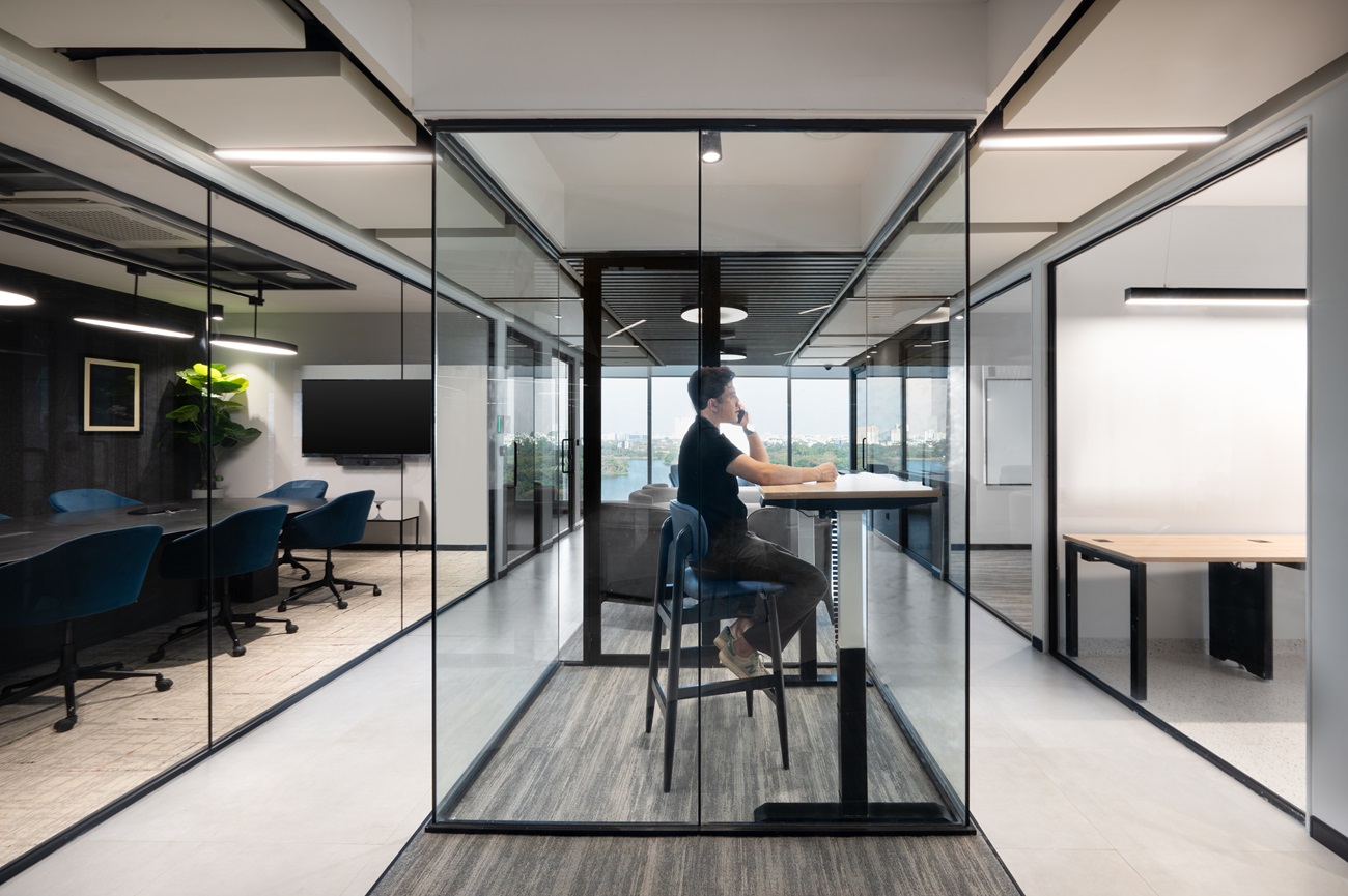 The-Role-of-Technology-in-Modern-Office-Interiors-From-Smart-Spaces-to-IoT-Integration.jpg